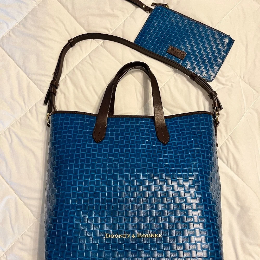NWOT Dooney & Bourke Woven Embossed Blue Leather Shopper Tote with Wristlet - Picture 1 of 6